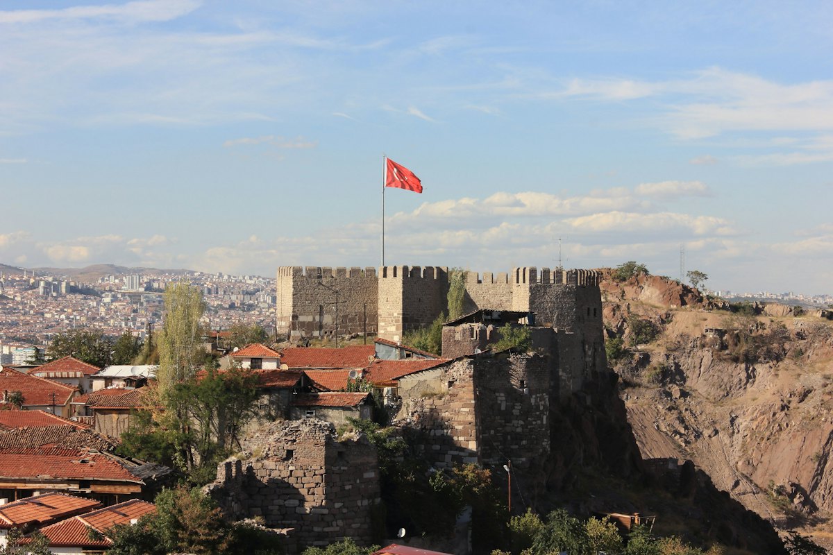 Türk bayrağıyla Ankara Kalesi ve şehir manzarası