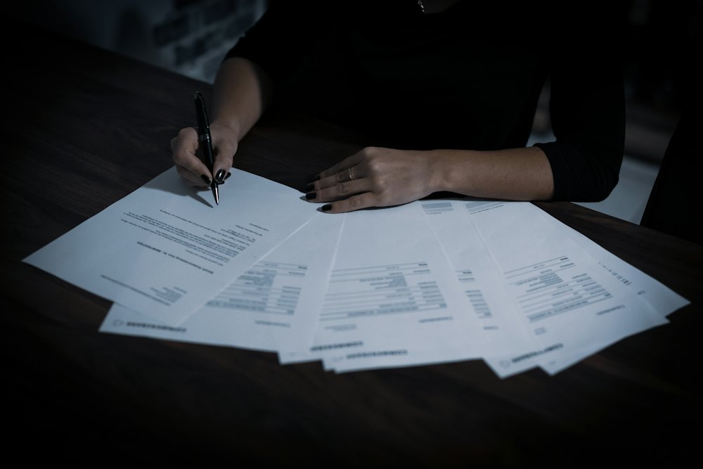 Belgeler üzerinde çalışan uzman, ISO 27001 hazırlık süreci